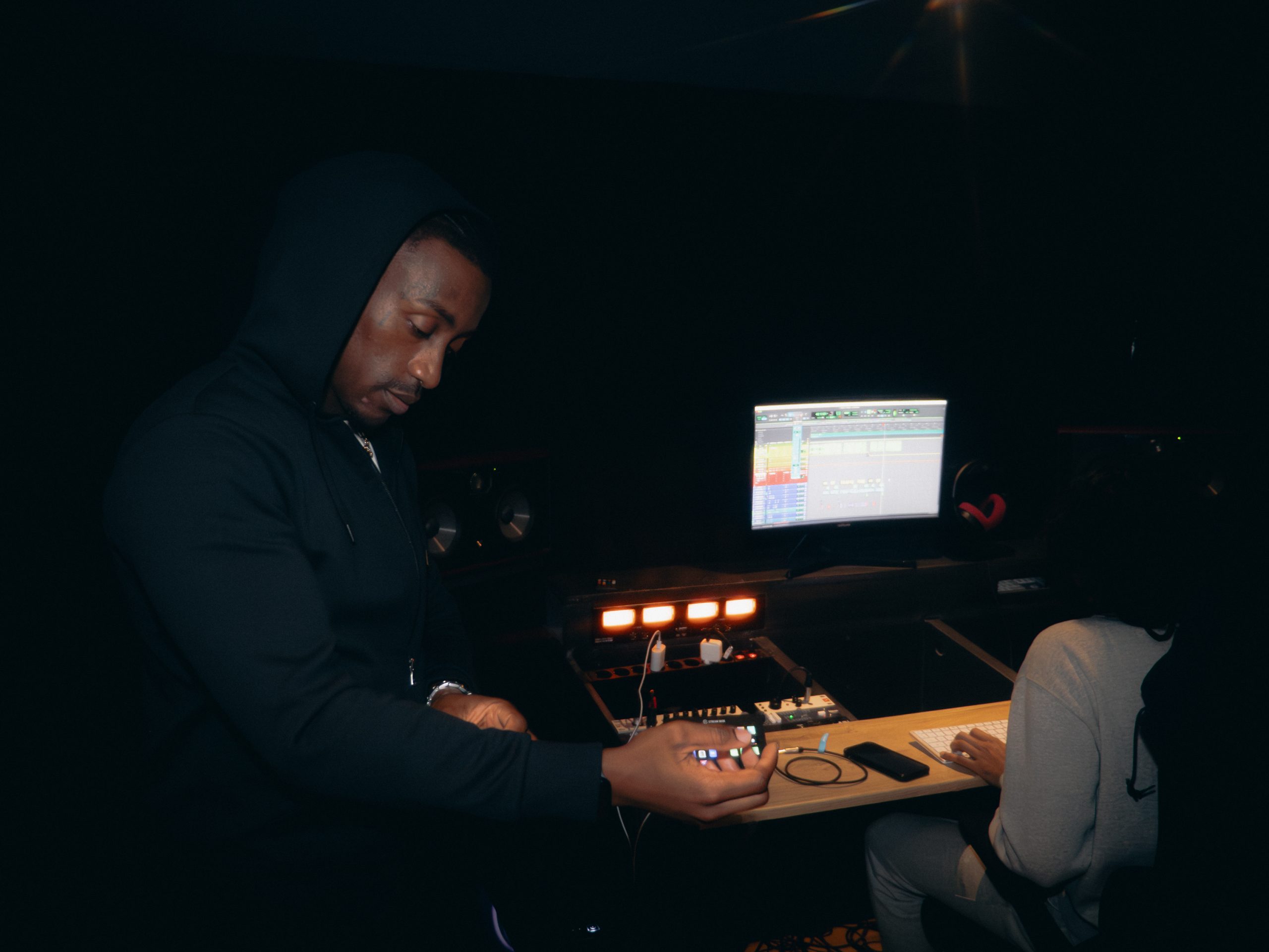 old pee pendant une session de mixage